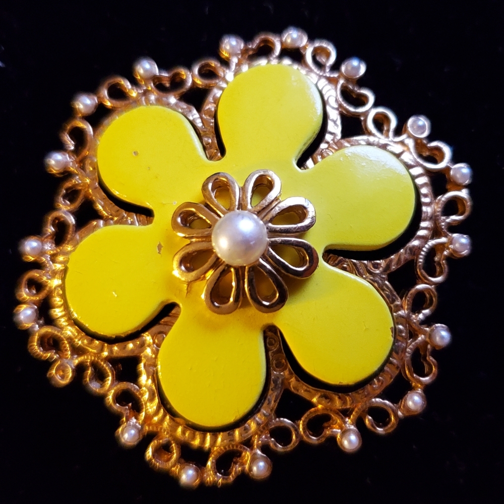 Vintage flower brooch yellow and goldtone with white faux pearls